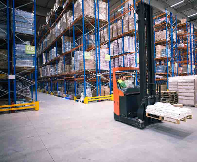 “VNA Racking System vs Rak Konvensional: Mana Lebih Hemat Biaya & Ruang?”